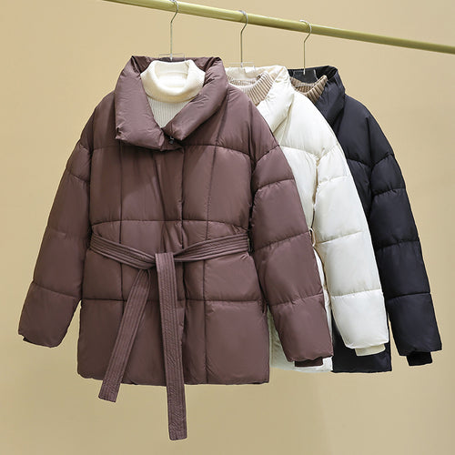 Damen Kurz‑Pufferjacke mit Taillengürtel, breitem Stehkragen und Kassettensteppung Drune