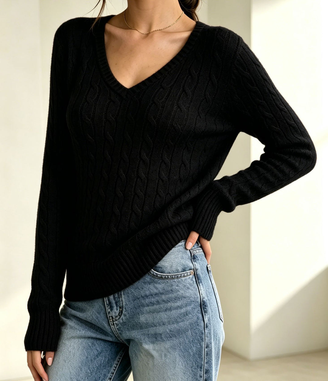 Damen Kabelstrickpullover mit V-Ausschnitt, feiner Struktur und taillierter Passform Drune