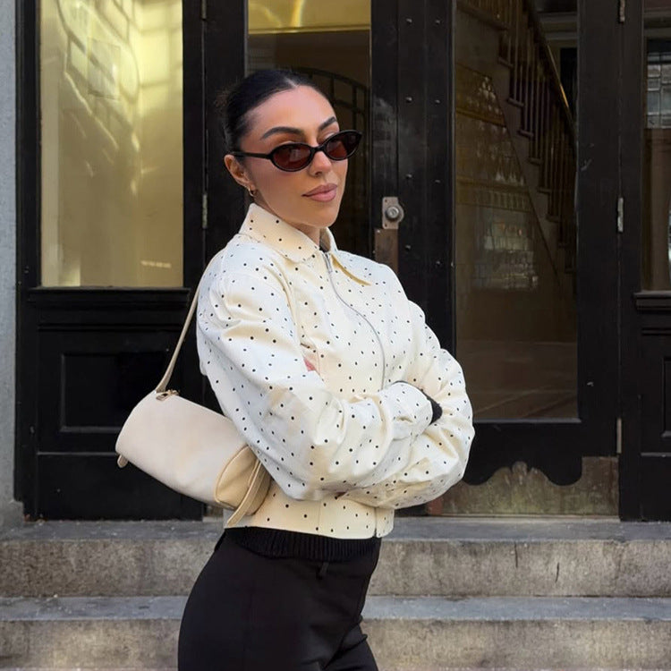 Damen Taillierte Kurzjacke mit Polka‑Dot Perforation, Hemdkragen und verdecktem Reißverschluss Drune