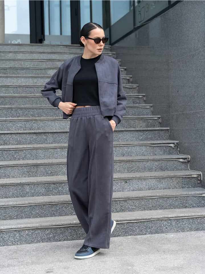 Damen urbaner Sportanzug mit cropped Jacke und bequemen, weiten Hosen Drune