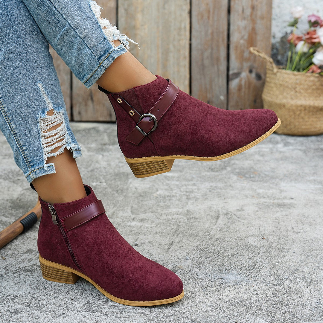 Damen Kurzschaft-Stiefelette aus Wildlederoptik mit seitlichem Reißverschluss und Ziergurt Drune