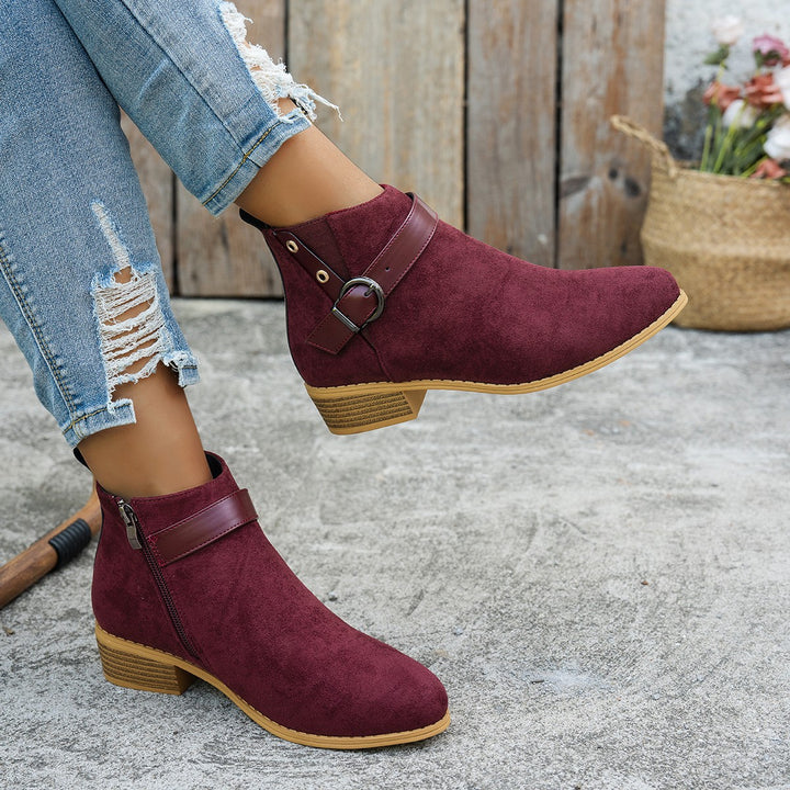 Damen Kurzschaft-Stiefelette aus Wildlederoptik mit seitlichem Reißverschluss und Ziergurt Drune