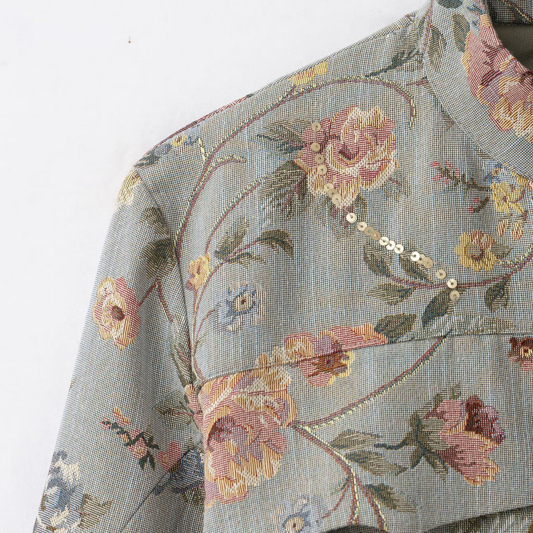 Damen Kurzjacke im Jacquard‑Blütenmuster mit Stehkragen und Zierknopfleiste Drune