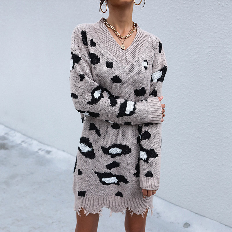 Damen Tailliertes Strickkleid mit V‑Ausschnitt, Fransenbund und Animal-Jacquard Drune