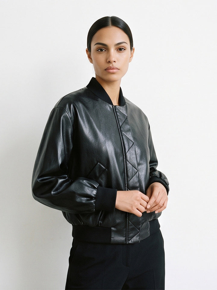 Damen Kurze Kunstleder-Bomberjacke mit Rippbündchen und geometrischer Stepppasse Drune