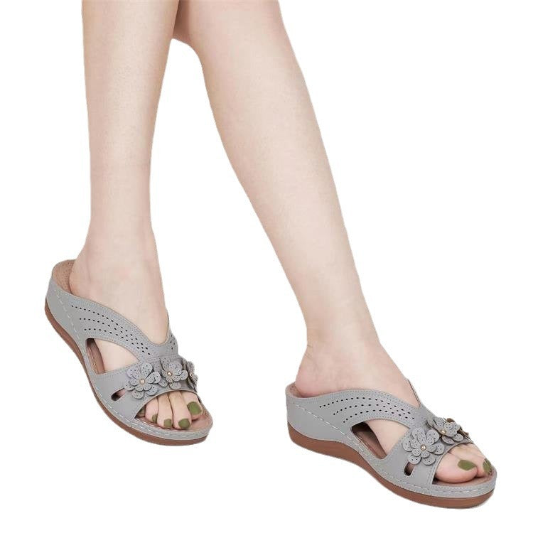 Damen Orthopädische Lederimitat-Pantolette mit Blumen‑Applikation und perforiertem Obermaterial Drune