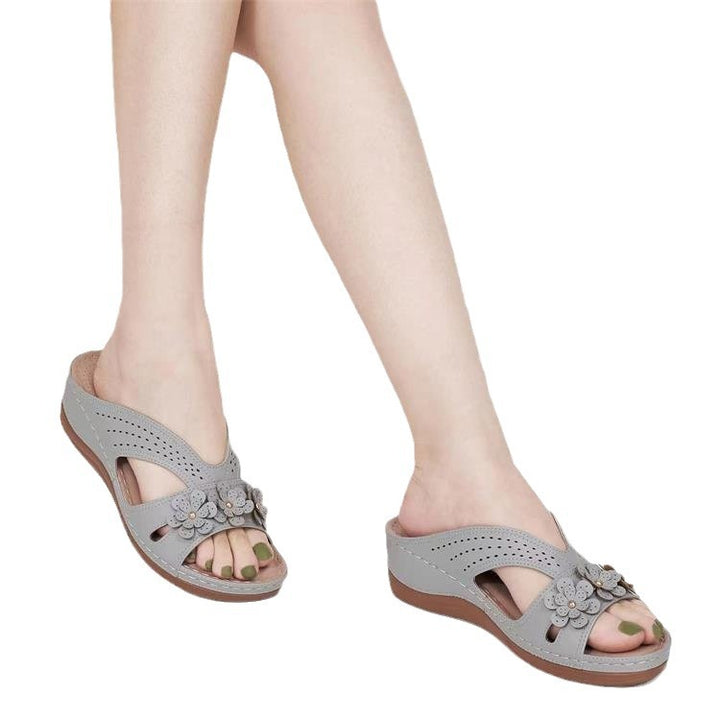 Damen Orthopädische Lederimitat-Pantolette mit Blumen‑Applikation und perforiertem Obermaterial Drune
