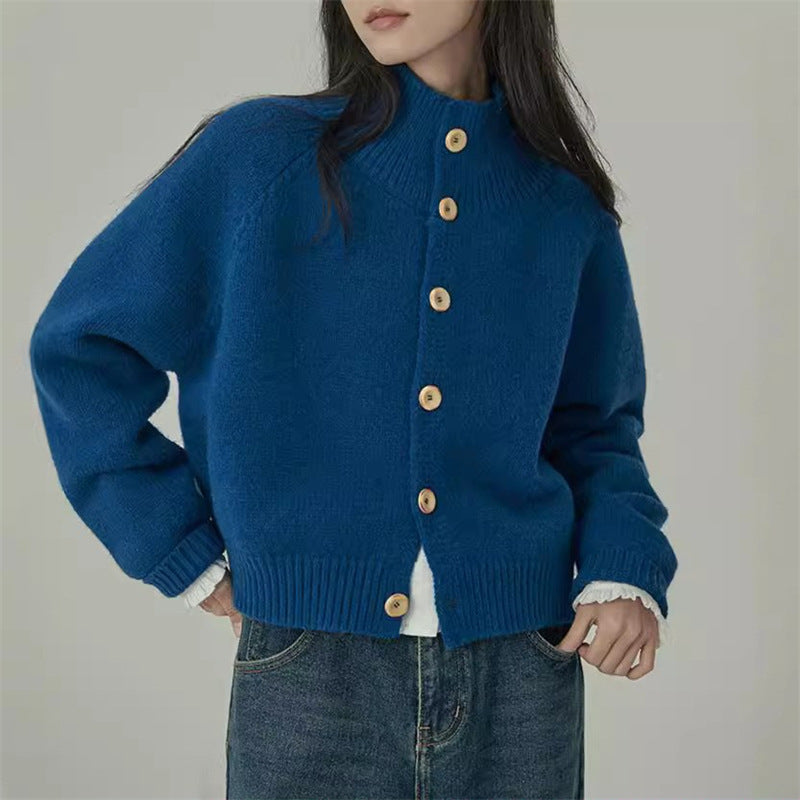 Damen Strickjacke mit hohem Kragen und großen Holzknöpfen Drune