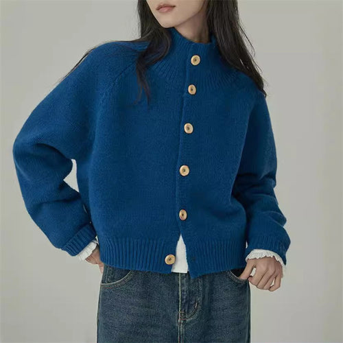 Damen Strickjacke mit hohem Kragen und großen Holzknöpfen Drune