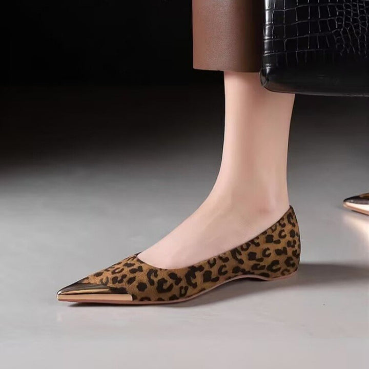 Damen spitz zulaufende flache Ballerina mit Leopardenmuster und Metallkappe Drune