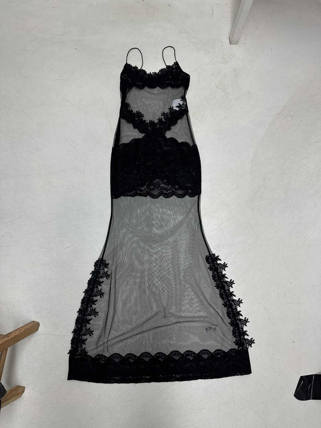 Damen Spitzenkleid mit verführerischen Transparenzen und eleganten Applikationen Drune