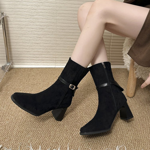 Damen nan halbhohe Stiefeletten mit spitzer Zehenpartie, seitlichem Reißverschluss, Ziergurt und komfortablem Blockabsatz Drune