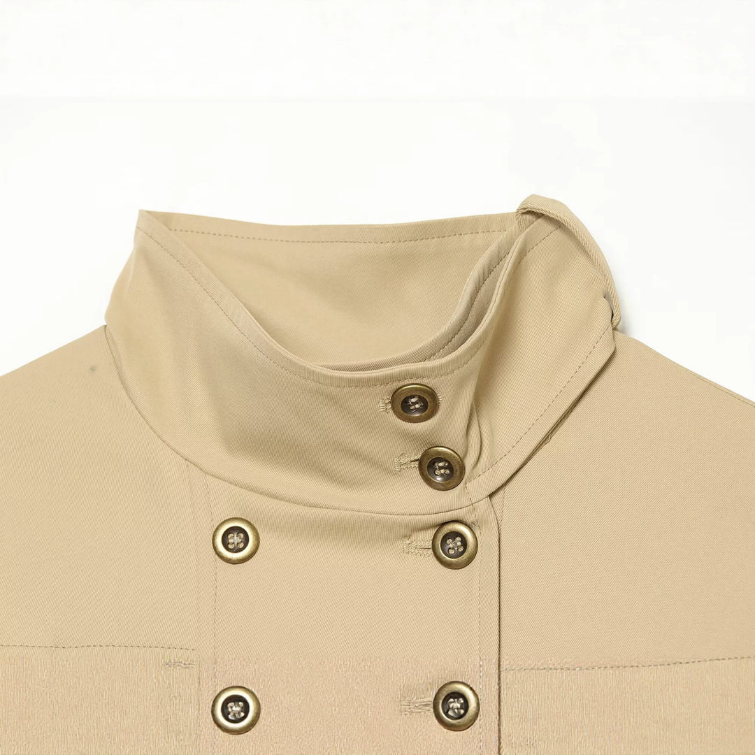 Damen Kurzblouson im Utility‑Stil mit hohem Stehkragen und doppelreihiger Knopfleiste Drune