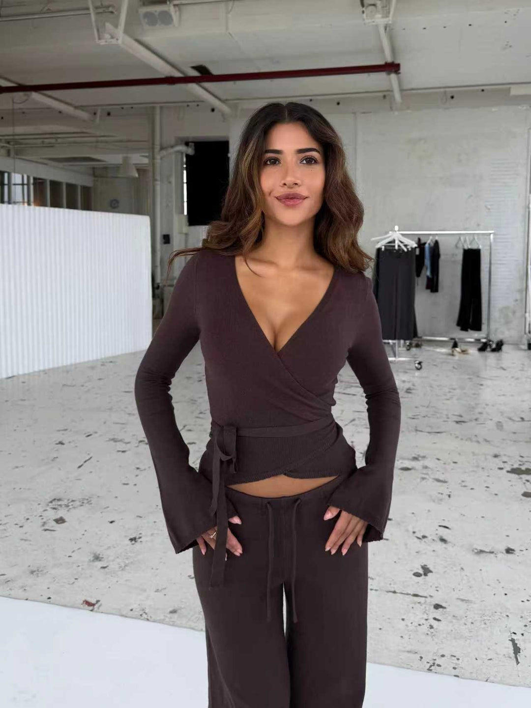 Damen nan Strick-Wickeloberteil mit Bindegürtel und Trompetenärmeln sowie taillenhoher weitgeschnittener Strickhose Drune