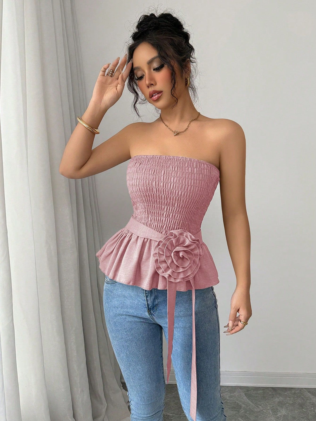Damen nan figurbetontes trägerloses Smok-Oberteil mit Volant-Peplum und dekorativer Stoffblume Drune