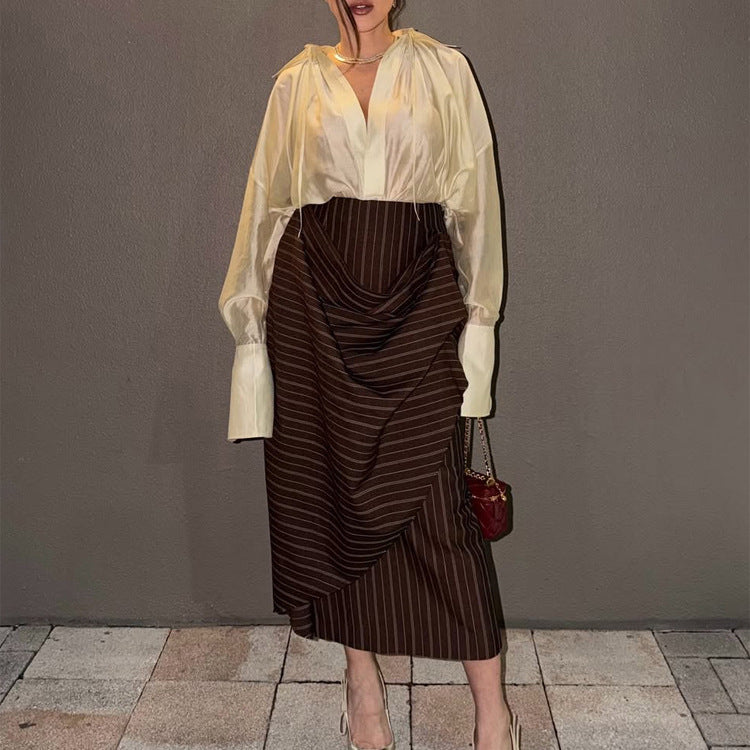 Damen Seidig-glänzende V-Ausschnitt-Bluse mit Kapuzen-Detail & voluminösen Ärmeln Drune
