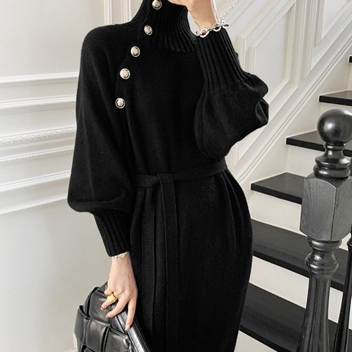 Damen Strickkleid mit hohem Kragen und dekorativen Knopfdetails Drune