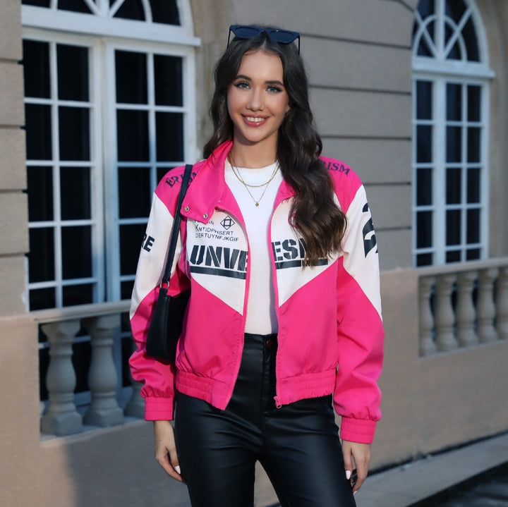 Damen Kurz geschnittene Racing‑Bomberjacke mit Stehkragen und Logoprint Drune