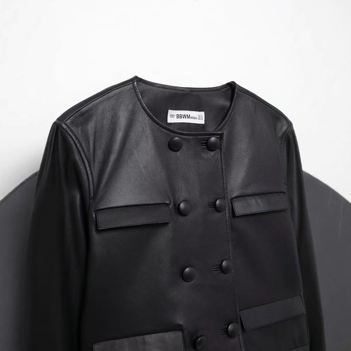 Damen nan cropped Kunstlederjacke mit Rundhalsausschnitt, doppelreihiger Knopfleiste und aufgesetzten Pattentaschen Drune