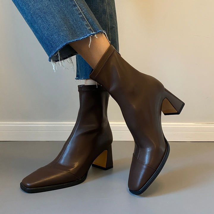 Damen Knöchelstiefel mit nahtlosem Schaft und skulpturalem Blockabsatz Drune
