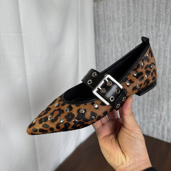Damen Spitz zulaufende Mule-Ballerina mit breitem Nietenriemen und Dalmatiner-Muster Drune