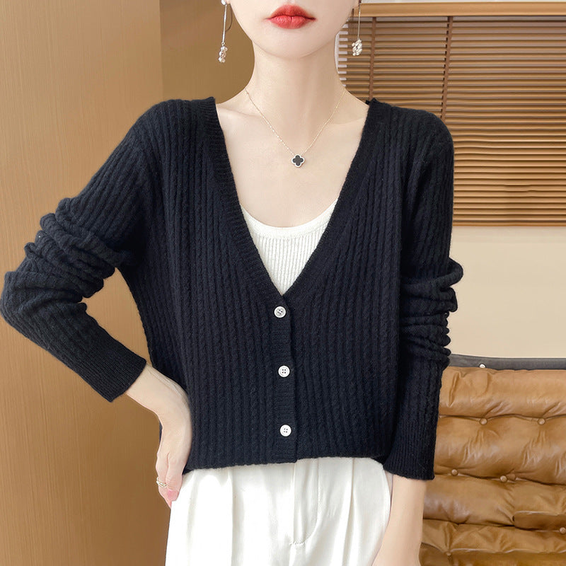 Damen Kurzgeschnittener Feinstrick-Cardigan mit V‑Ausschnitt, feiner Rippenstruktur und Perlmuttknöpfen Drune