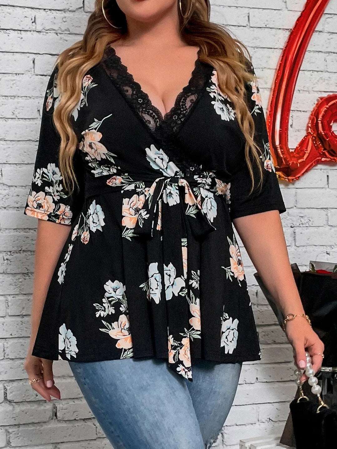 Damen Tailliertes Wickelshirt mit Spitzen‑V‑Ausschnitt und dreiviertel Ärmeln Drune