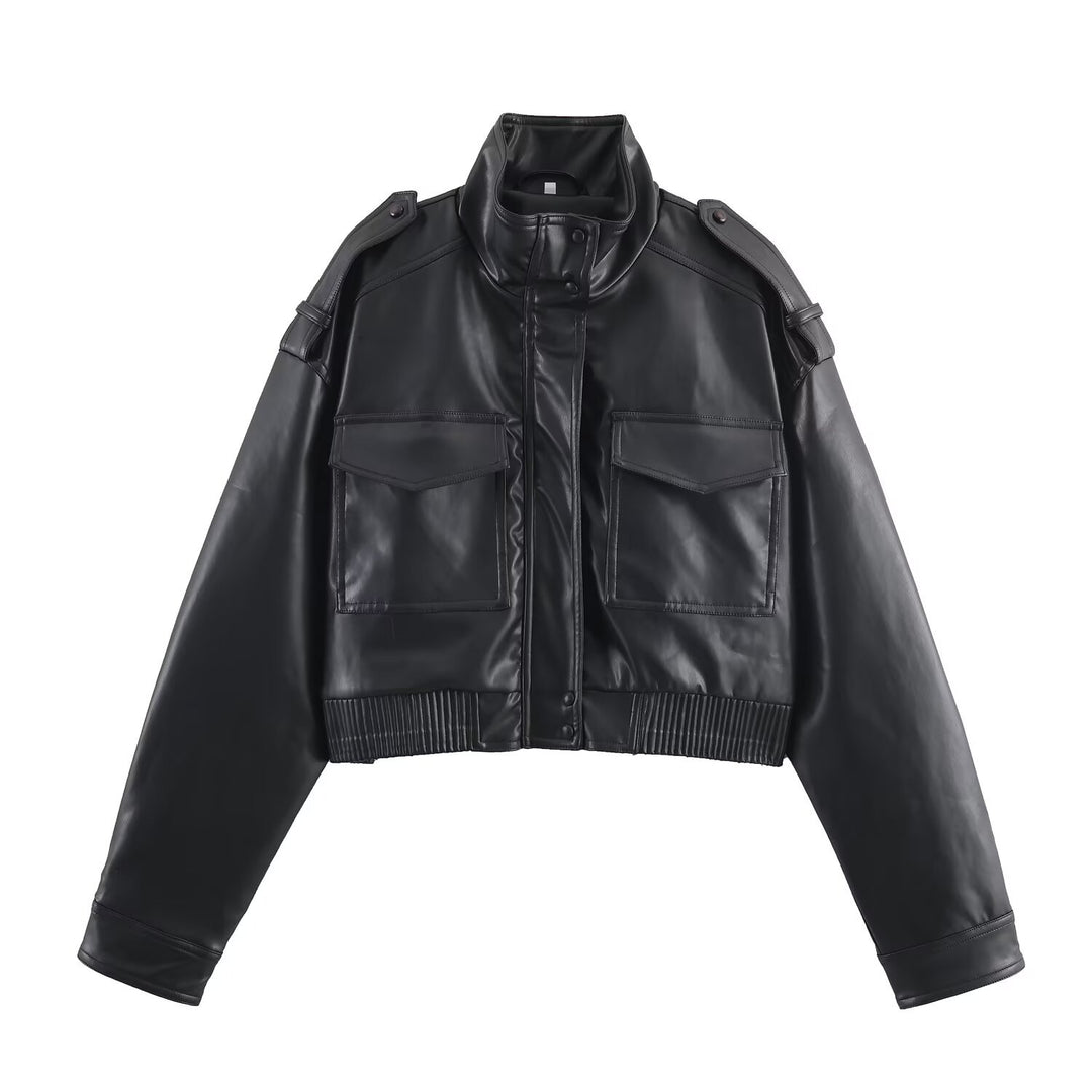 Damen nan kurz geschnittene Military-inspirierte Kunstlederjacke mit hohem Stehkragen, aufgesetzten Pattentaschen, Schulterklappen und geripptem Bund Drune