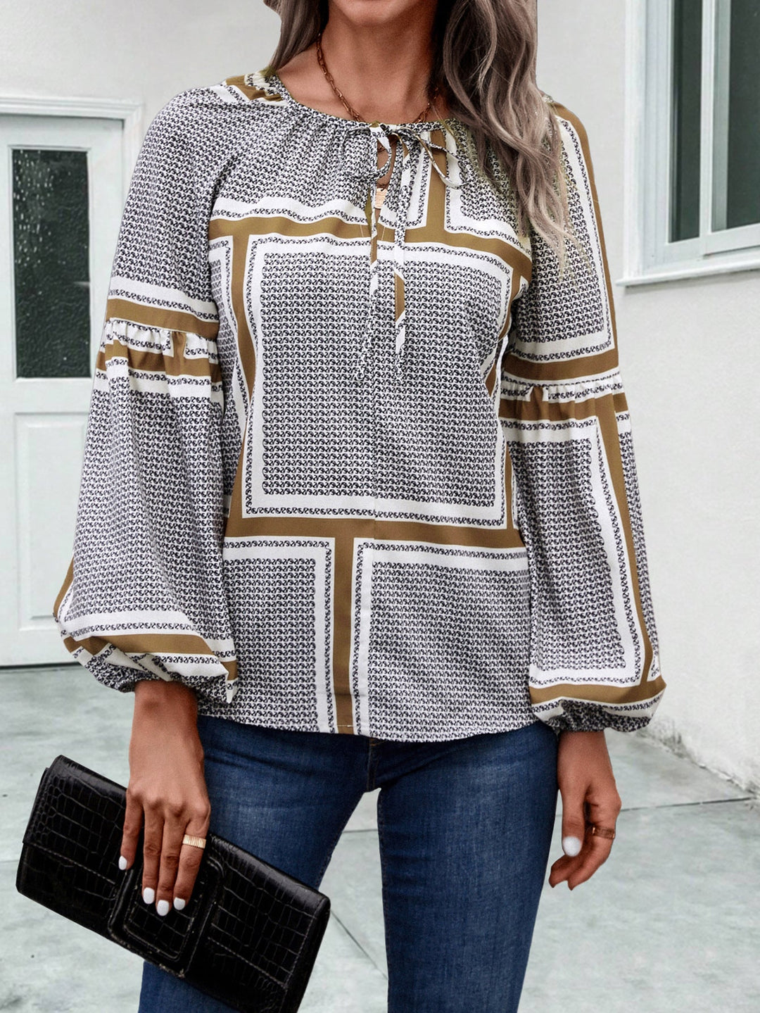 Damen Bluse mit eleganten Rüschendetails und modernem Muster Drune