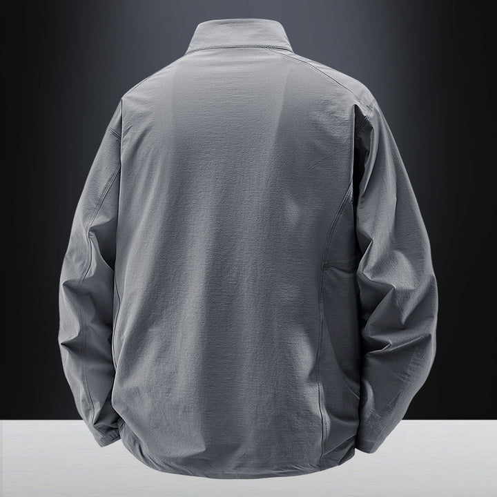 Herren Leichte urbane Windjacke mit Stehkragen, wasserabweisender Gewebemischung und verdeckten Reißverschlüssen Drune