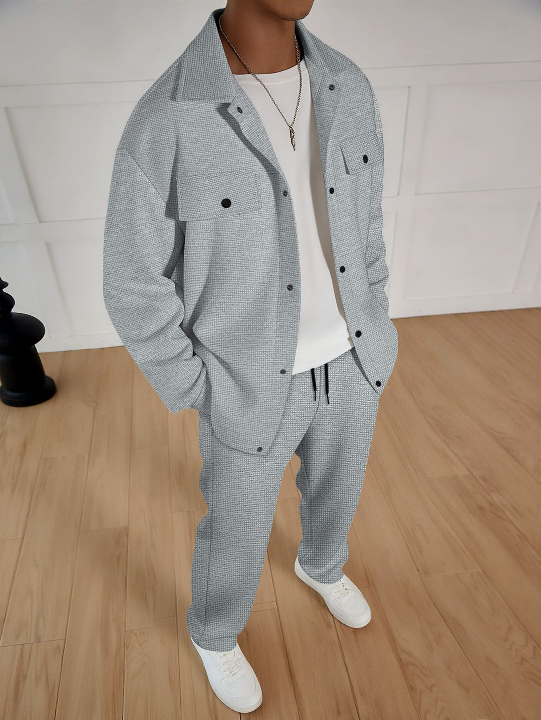 Herren zweiteiliges Overshirt-Lounge-Set mit aufgesetzten Klappentaschen, Kordelzug-Hose und feiner Waffelstruktur Drune
