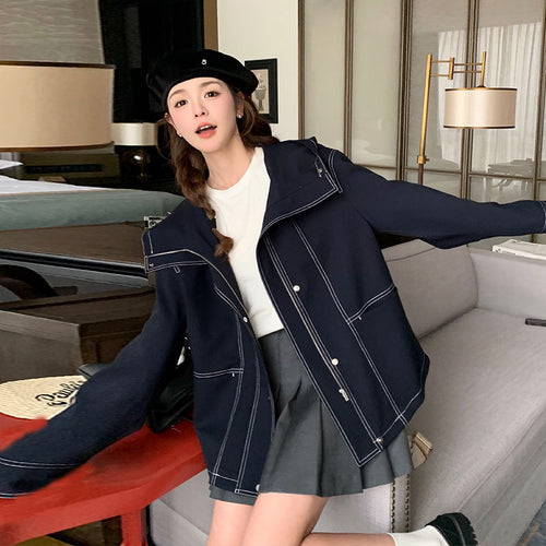 Damen Kurzjacke mit hohem Stehkragen, kontrastierenden Ziernähten und kastiger Oversize‑Silhouette Drune