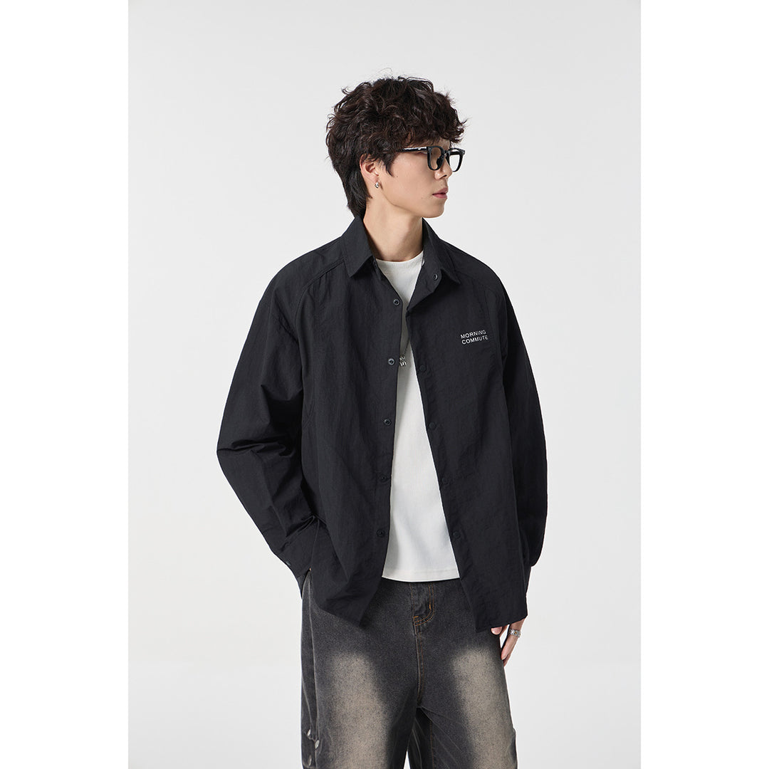 Unisex Lockeres Coach-Shirtjacke mit Kentkragen, Druckknopfleiste und minimalem Brustprint Drune