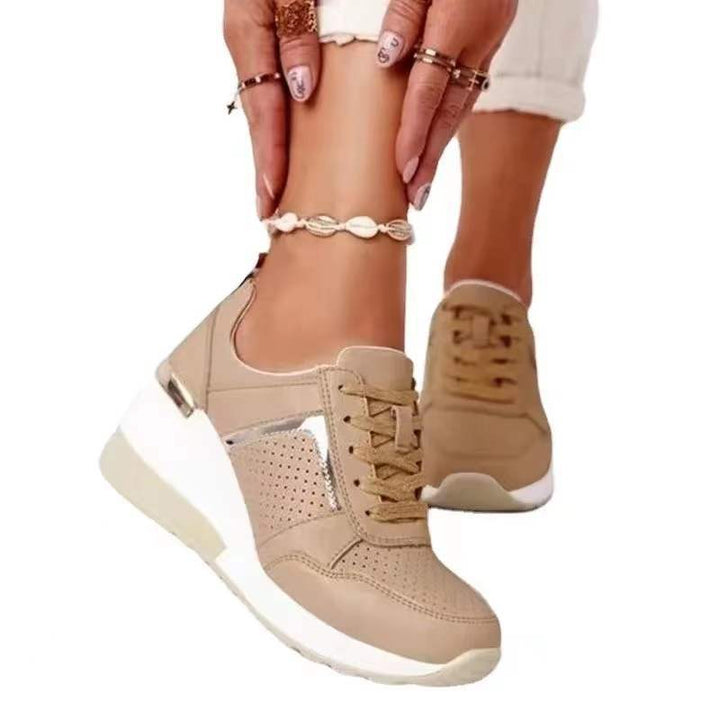 Damen Keil-Sneaker mit perforiertem Obermaterial, gepolstertem Komfortkragen und reflektierenden Metalldetails Drune