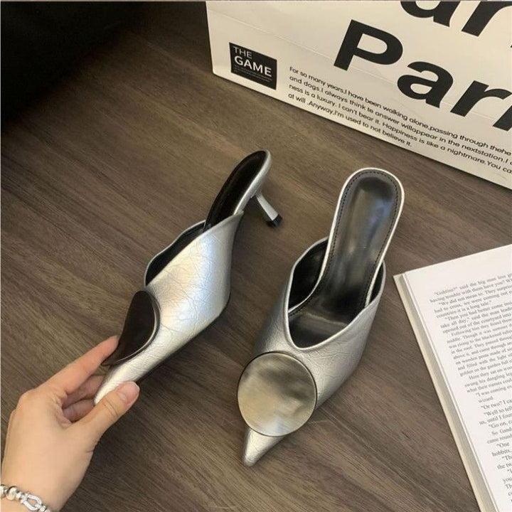 Damen spitz zulaufende Mule mit niedrigem Kitten‑Heel und dekorativer Metallplakette Drune