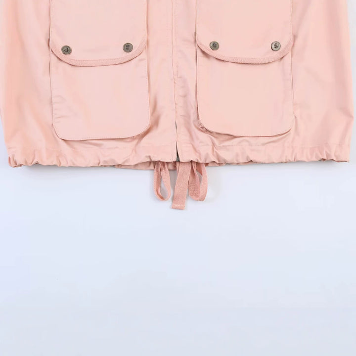 Damen Kurzjacke im Safari‑Stil mit Stehkragen, Kängurutaschen und Kordelzug Drune