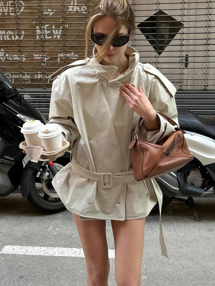 Damen Kurztrenchcoat aus Baumwollmix mit Taillengürtel & Schulterklappen Drune