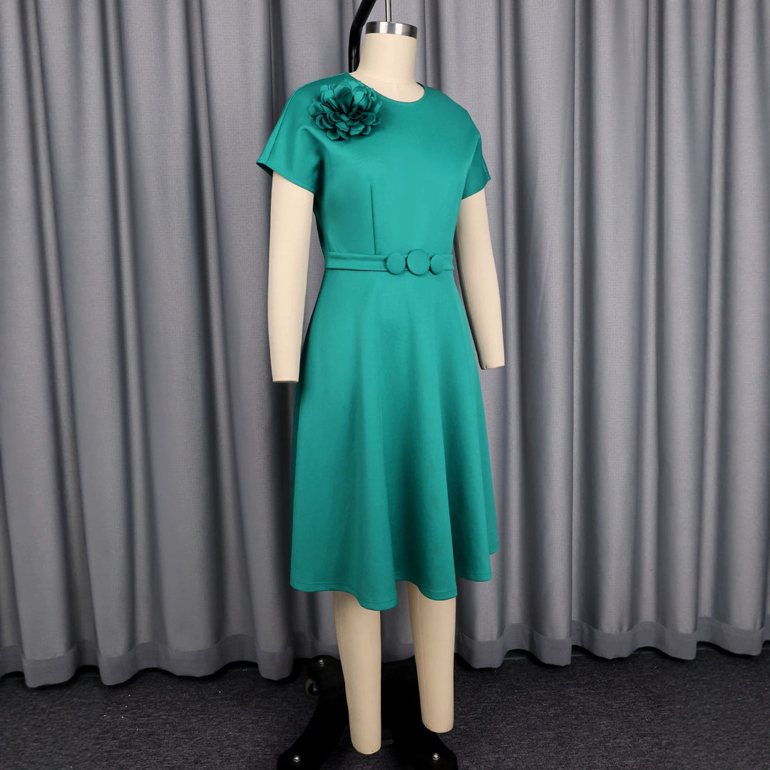 Damenkleid mit elegantem Gürtel und dekorativem Blumenakzent Drune