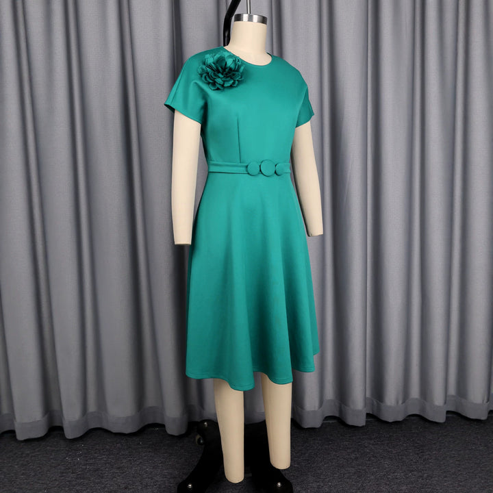 Damenkleid mit elegantem Gürtel und dekorativem Blumenakzent Drune