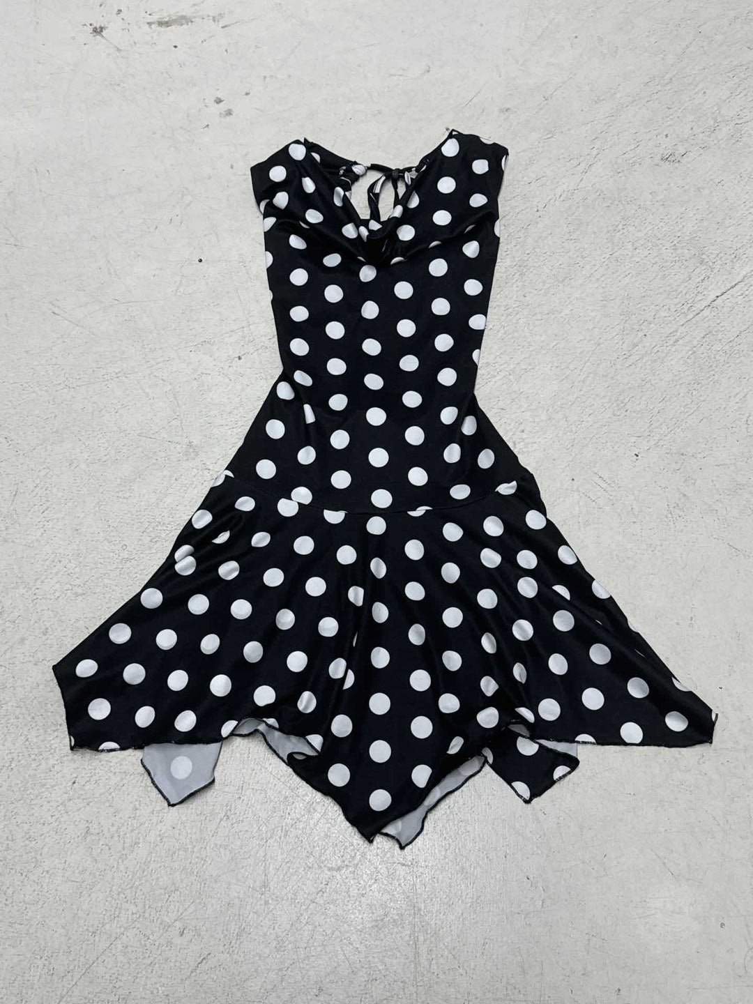 Damen verspieltes Polka Dot Kleid mit leichtem Stoff und tiefem V-Ausschnitt Drune