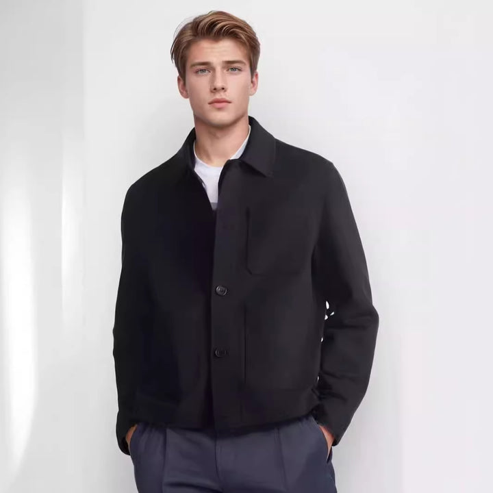 Herren Kurz‑Chorecoat mit Hemdkragen, aufgesetzten Taschen und minimalistischer Knopfleiste Drune