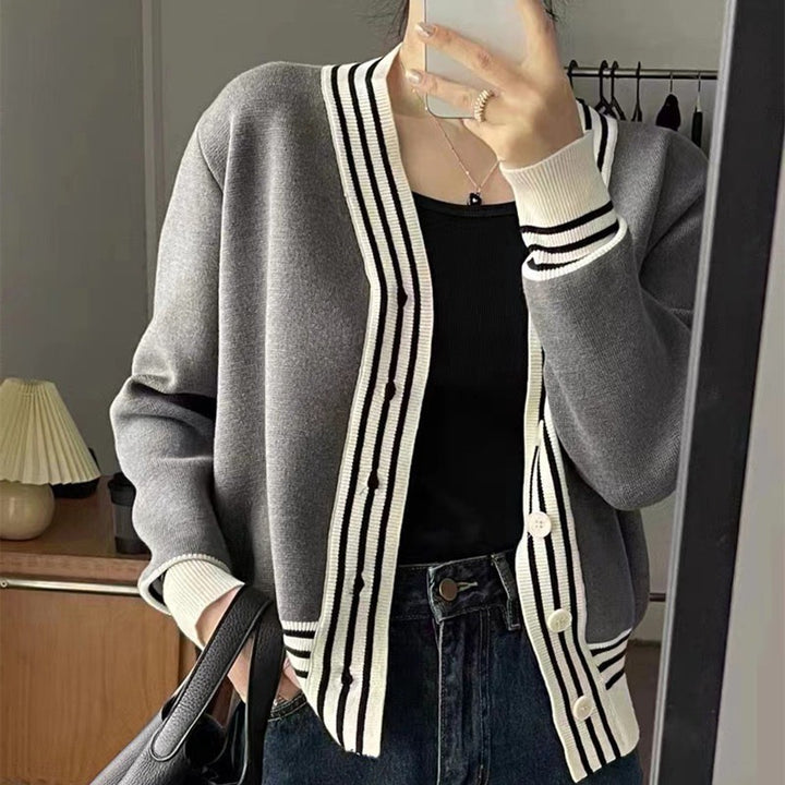 Damen stylische Strickjacke mit breitem V-Ausschnitt und kontrastierenden Knopfdetails Drune