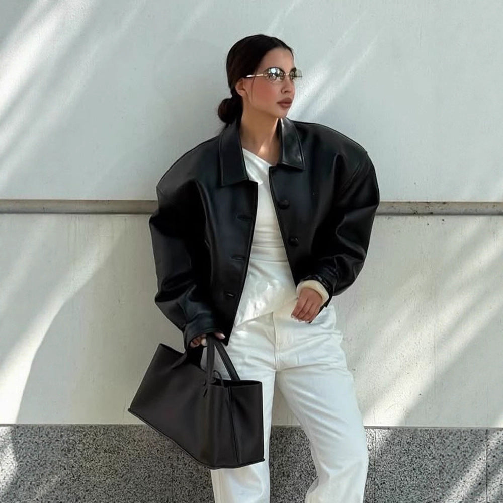 Damen Kurzjacke aus veganem Lederimitat im Boxy‑Cut mit oversized Schultern und verdeckter Knopfleiste Drune