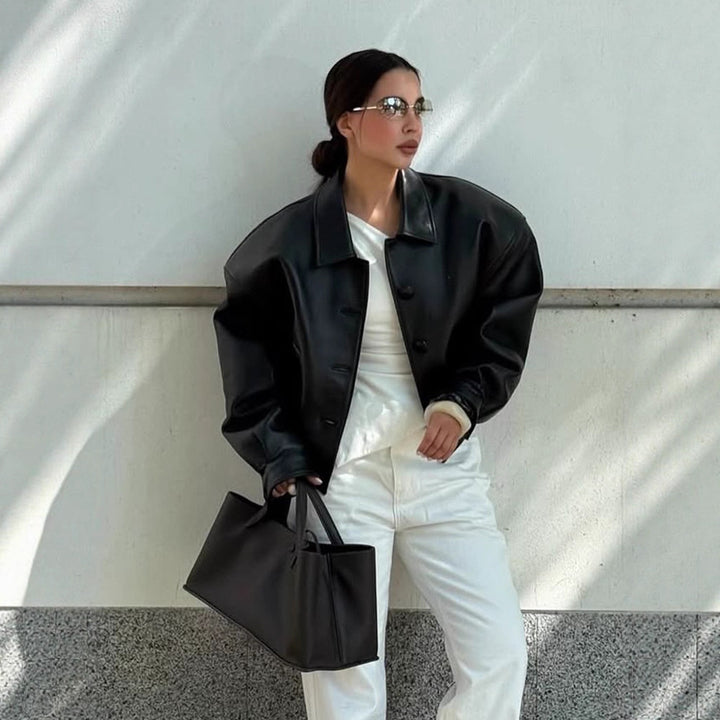 Damen Kurzjacke aus veganem Lederimitat im Boxy‑Cut mit oversized Schultern und verdeckter Knopfleiste Drune