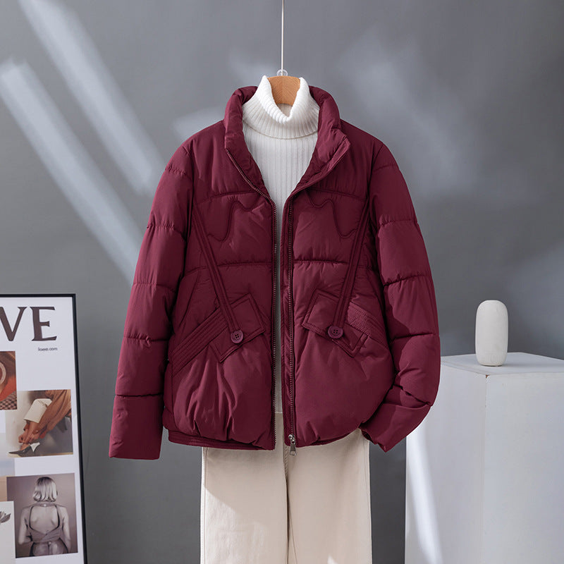 Damen nan kurzer Steppblouson mit hoher Kragenblende, diagonal gesetzten Ziernähten und aufgesetzten Pattentaschen Drune