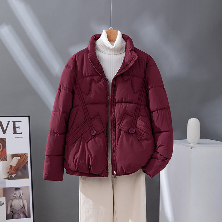 Damen nan kurzer Steppblouson mit hoher Kragenblende, diagonal gesetzten Ziernähten und aufgesetzten Pattentaschen Drune