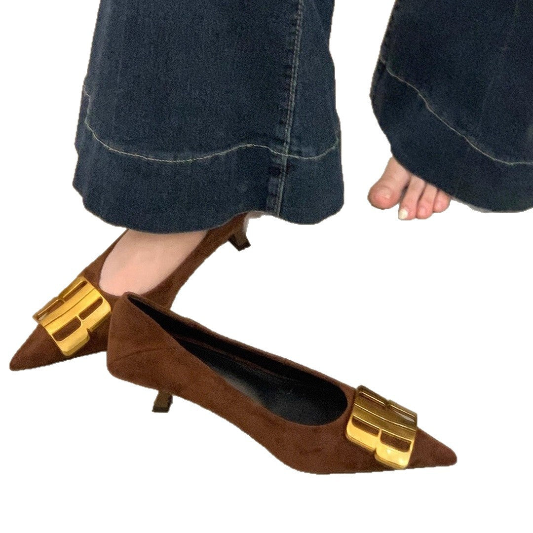 Damen Elegante spitz zulaufende Samtoptik-Kitten-Heel Pumps mit markanter Metallschließe Drune