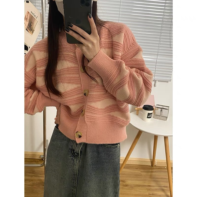 Damen Strickjacke mit kunstvollem Wellenmuster und großen Holzknöpfen Drune