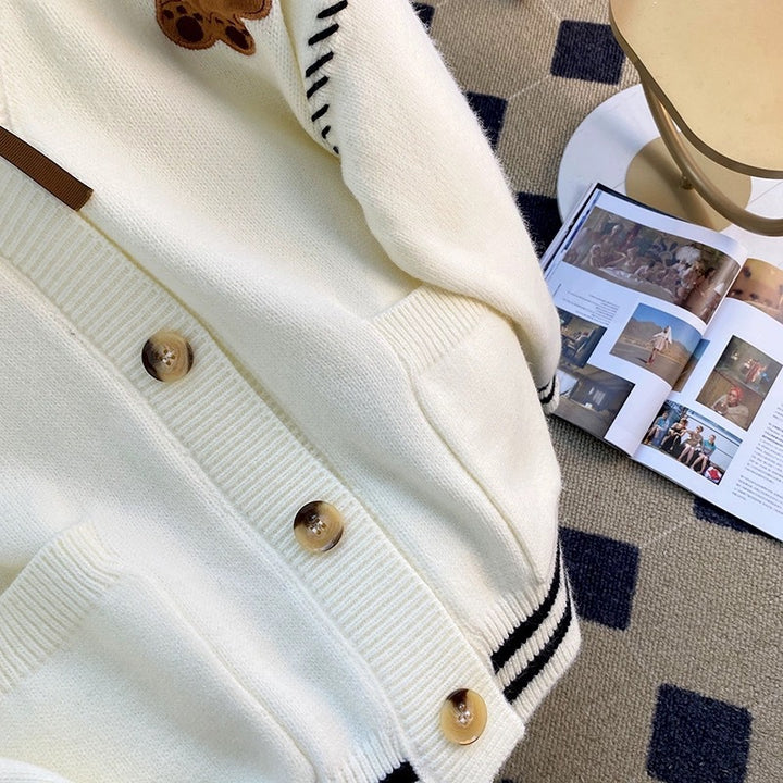Damen Strickjacke mit einzigartiger Bärenapplikation und modernen Details Drune