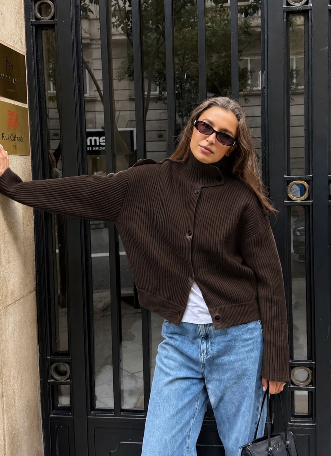 Damen 80+ kurzer Rippstrick‑Cardigan mit hohem Stehkragen und Knopfleiste Drune